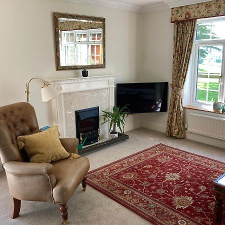 Exclusive 2 Bedroom Apartment With Summer House And Hot Tub Daventry Luaran gambar