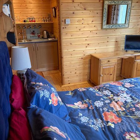 Exclusive 2 Bedroom Apartment With Summer House And Hot Tub Daventry Luaran gambar