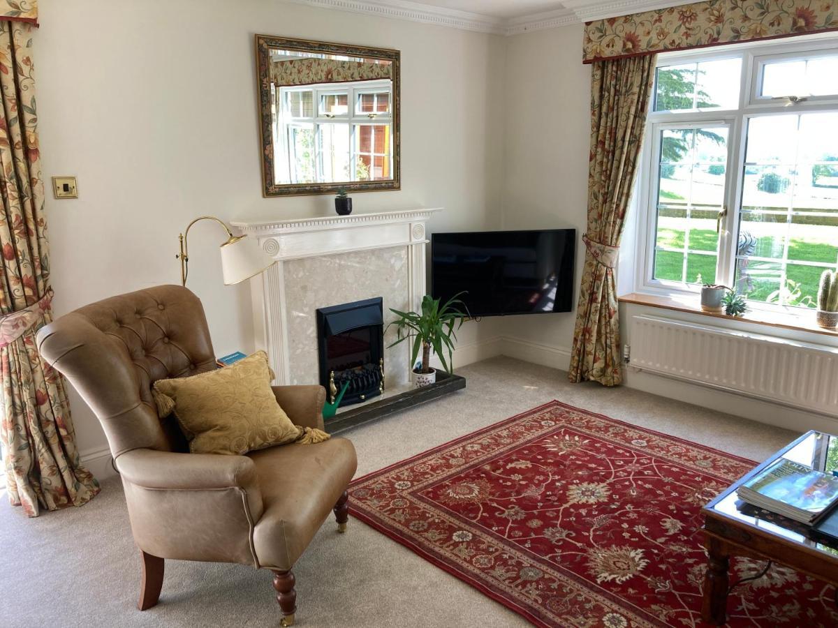Exclusive 2 Bedroom Apartment With Summer House And Hot Tub Daventry Luaran gambar