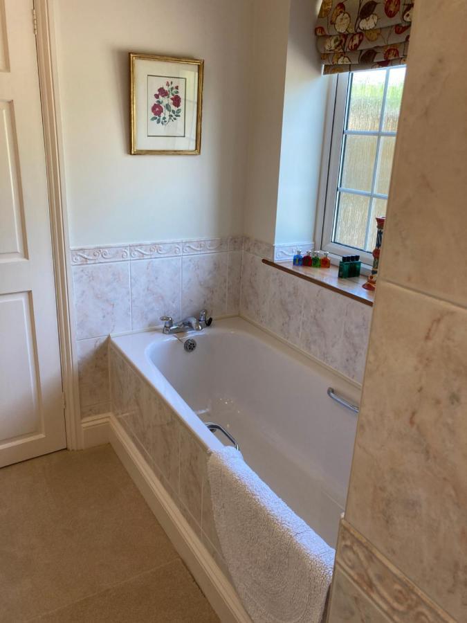 Exclusive 2 Bedroom Apartment With Summer House And Hot Tub Daventry Luaran gambar