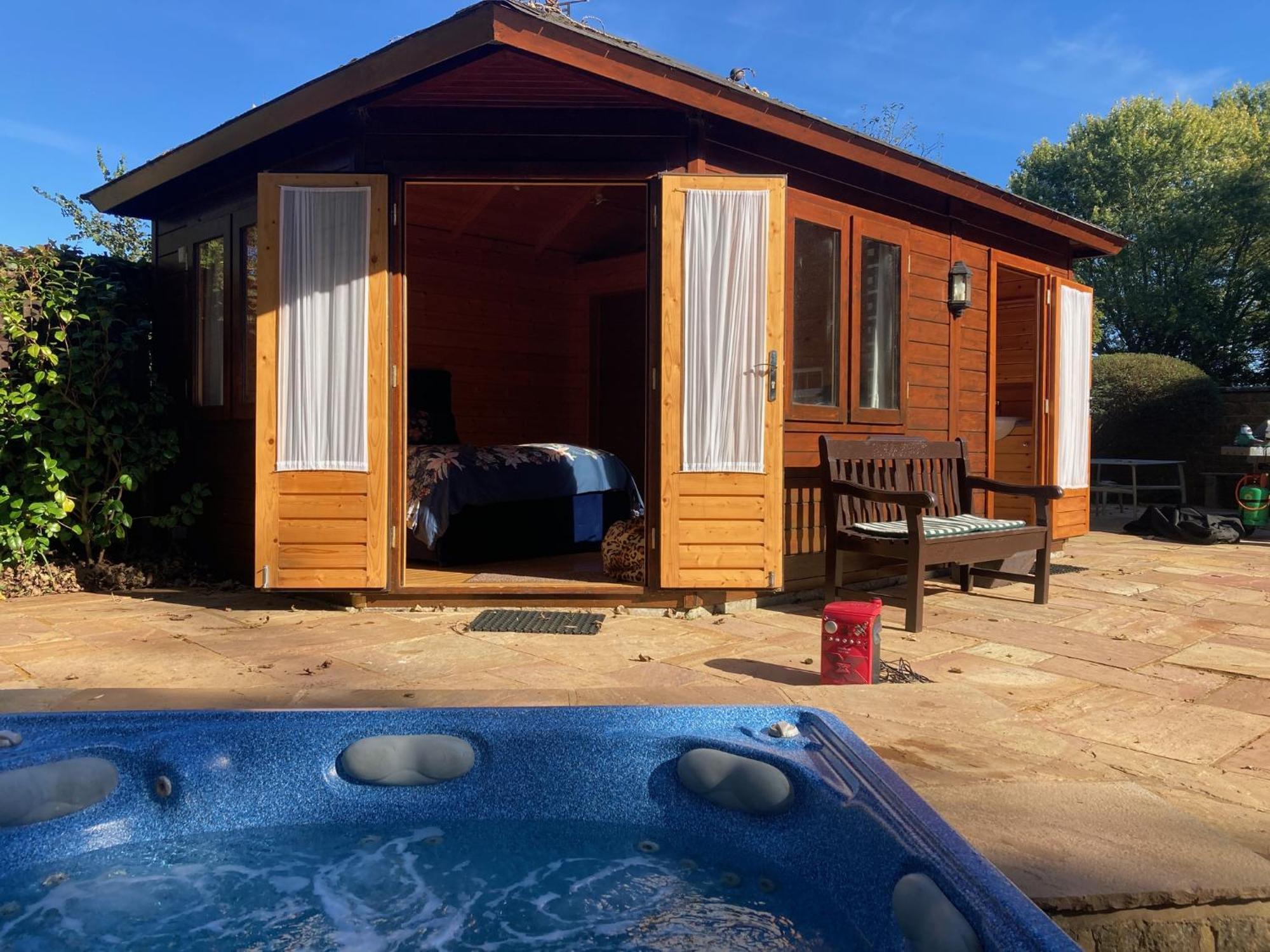 Exclusive 2 Bedroom Apartment With Summer House And Hot Tub Daventry Luaran gambar