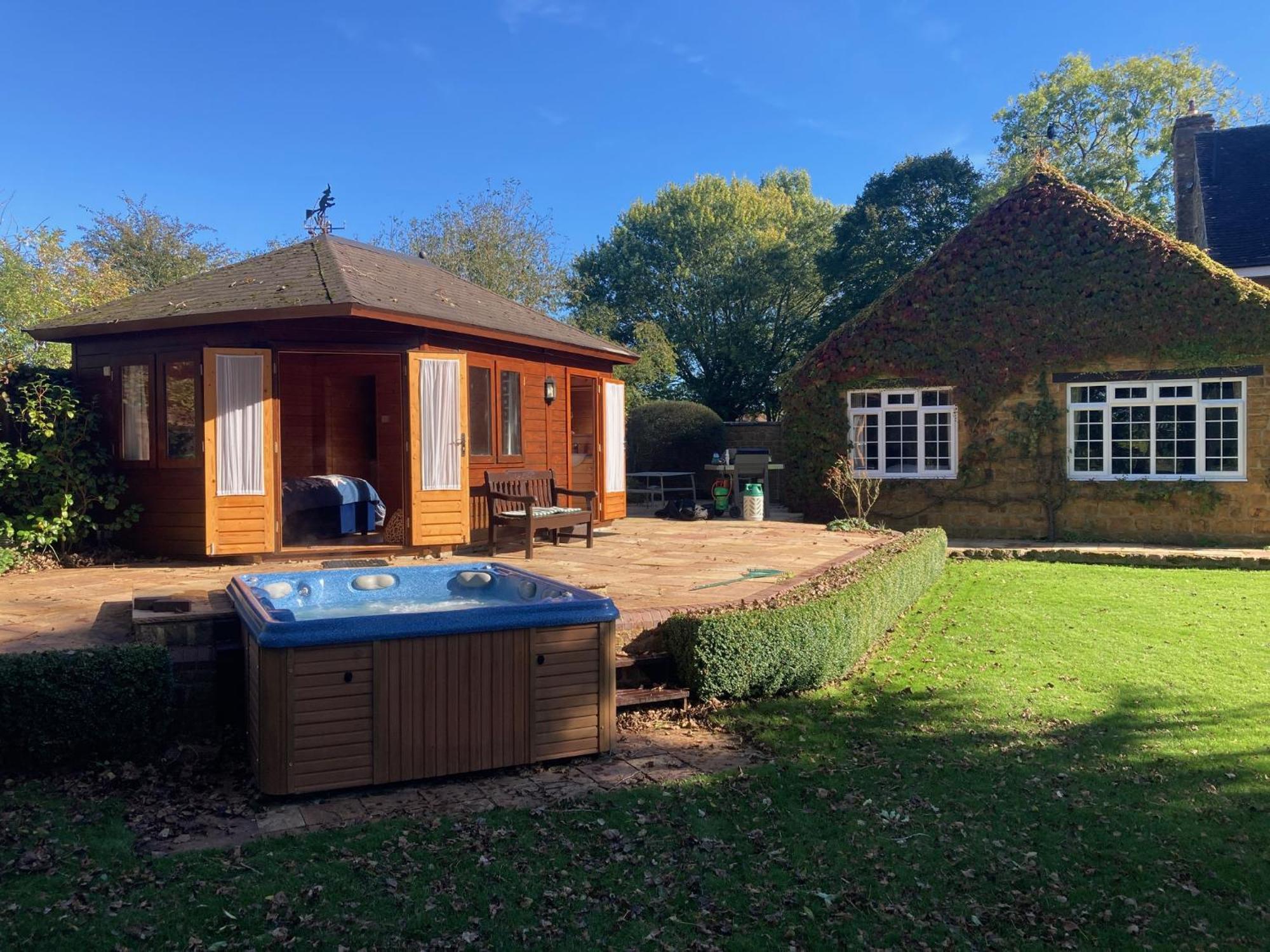 Exclusive 2 Bedroom Apartment With Summer House And Hot Tub Daventry Luaran gambar