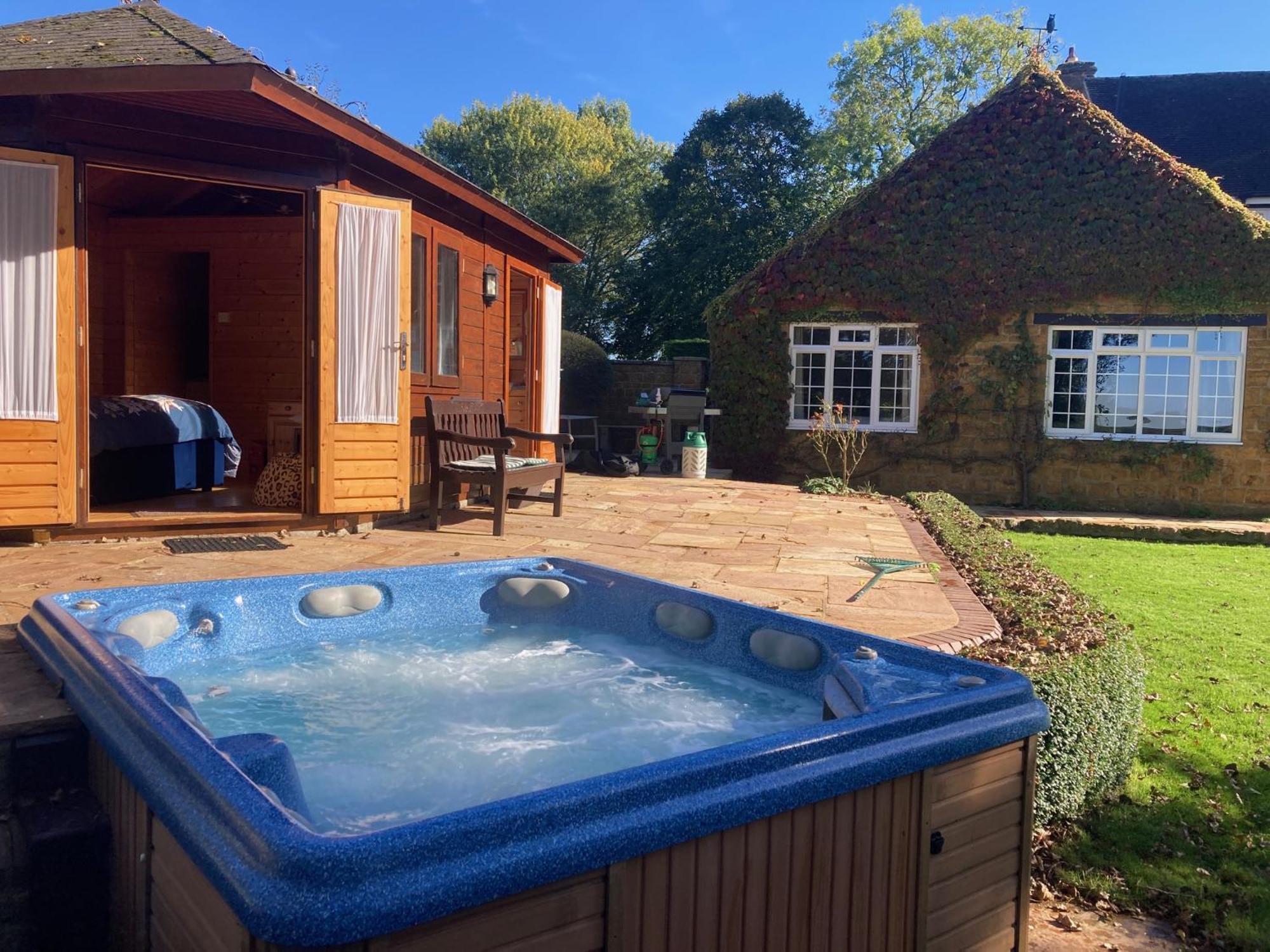 Exclusive 2 Bedroom Apartment With Summer House And Hot Tub Daventry Luaran gambar