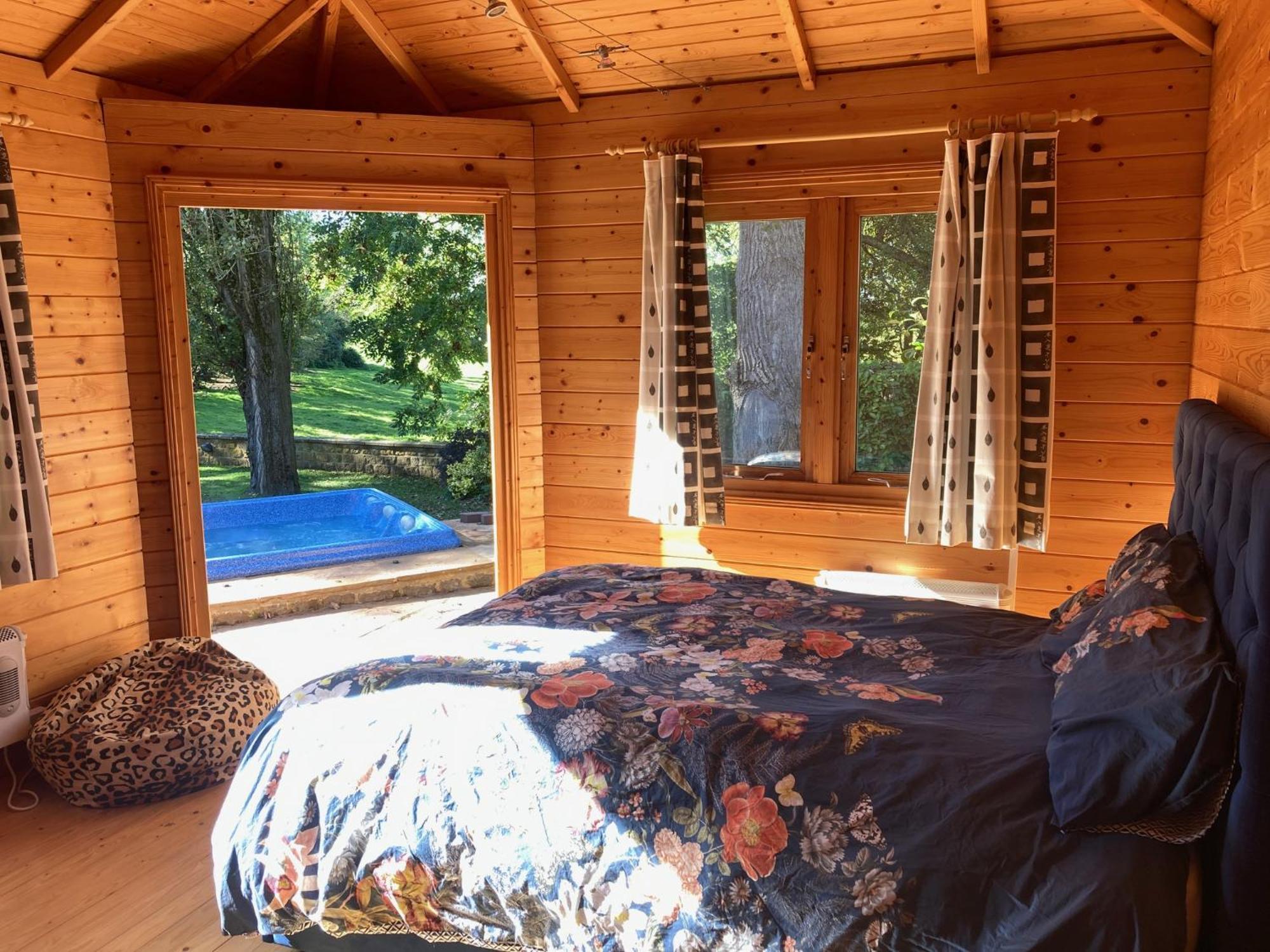Exclusive 2 Bedroom Apartment With Summer House And Hot Tub Daventry Luaran gambar