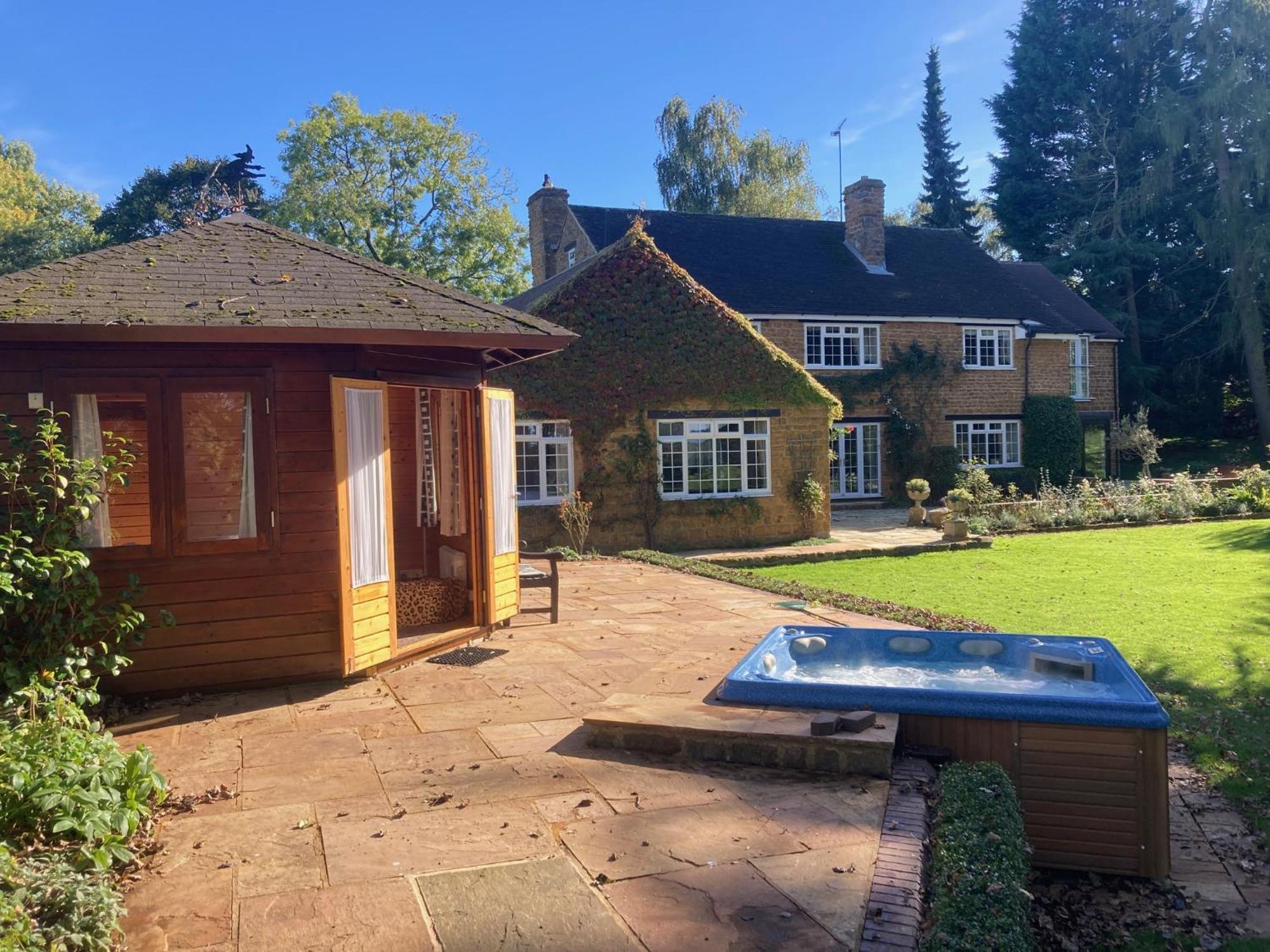 Exclusive 2 Bedroom Apartment With Summer House And Hot Tub Daventry Luaran gambar