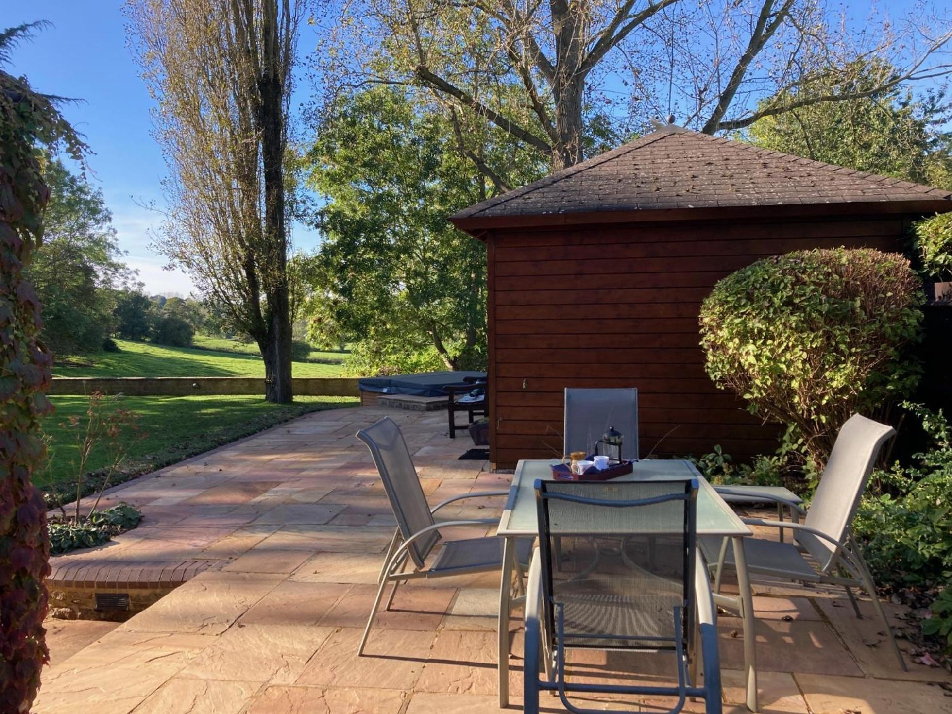 Exclusive 2 Bedroom Apartment With Summer House And Hot Tub Daventry Luaran gambar