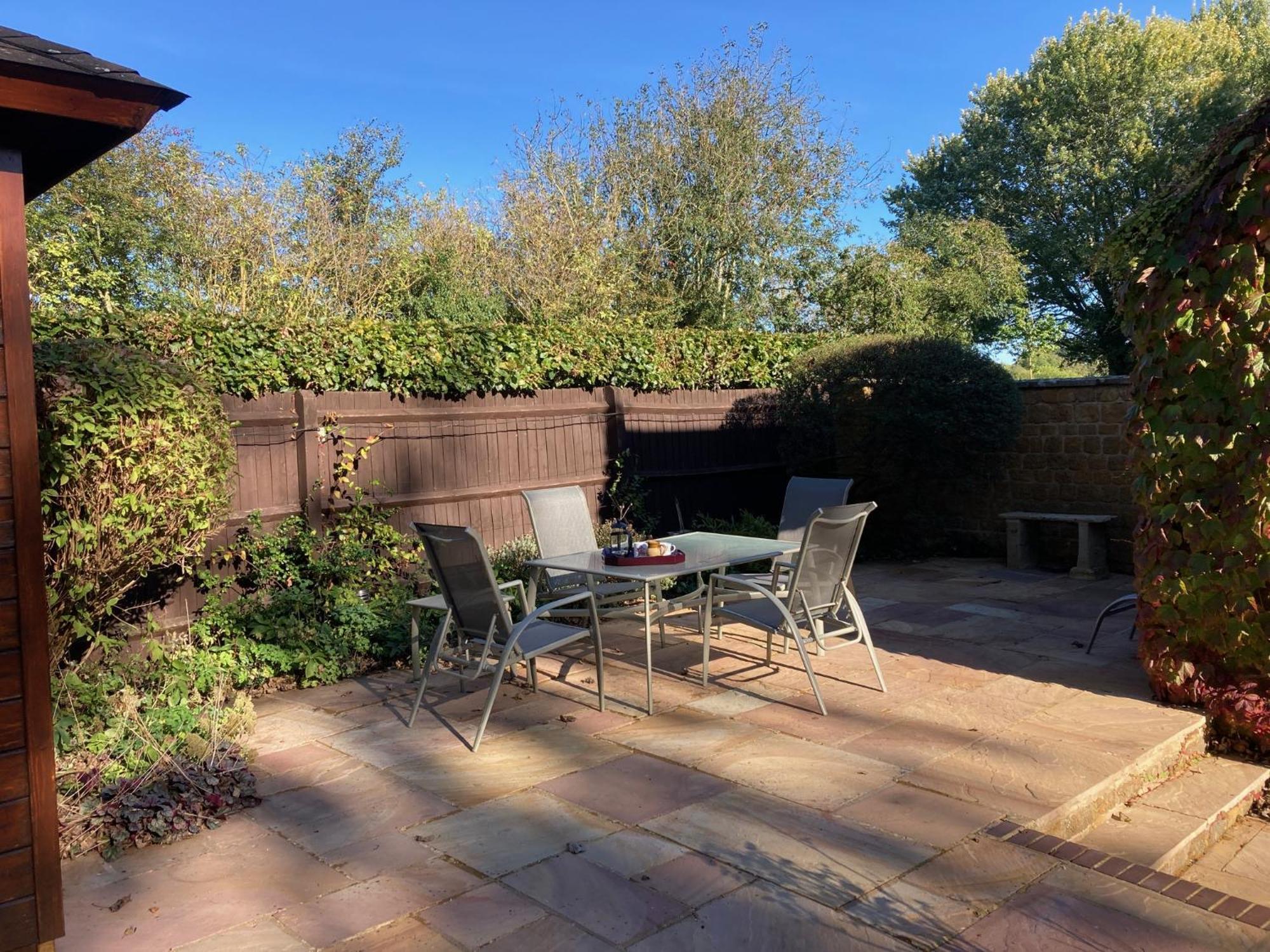 Exclusive 2 Bedroom Apartment With Summer House And Hot Tub Daventry Luaran gambar