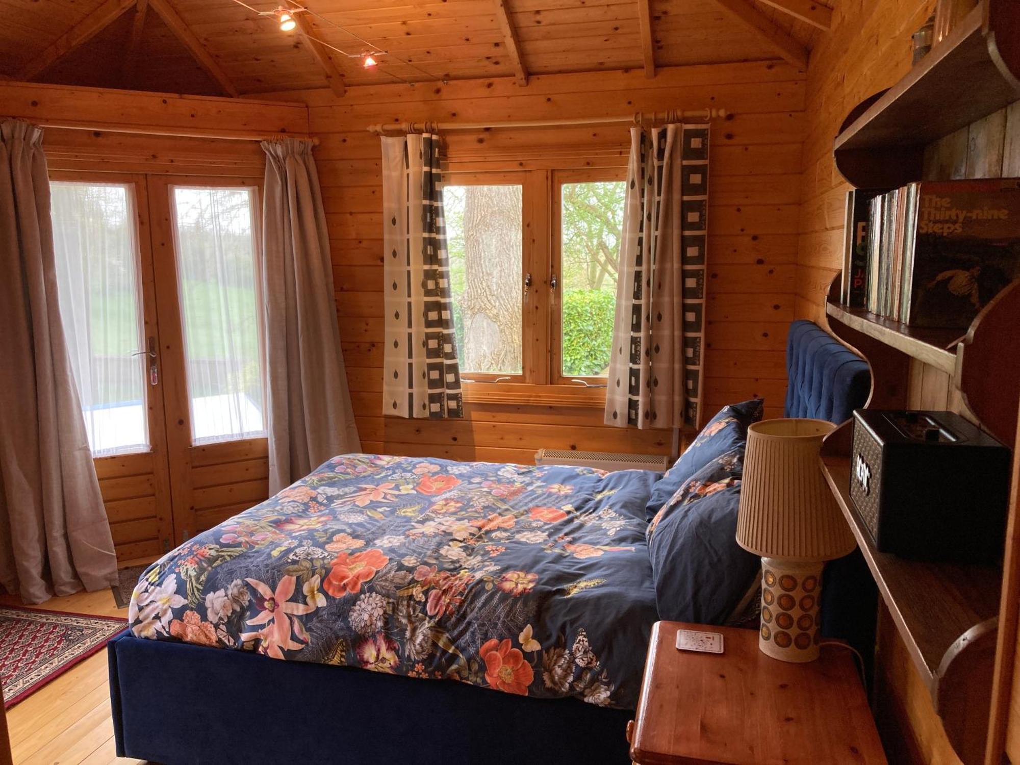 Exclusive 2 Bedroom Apartment With Summer House And Hot Tub Daventry Luaran gambar