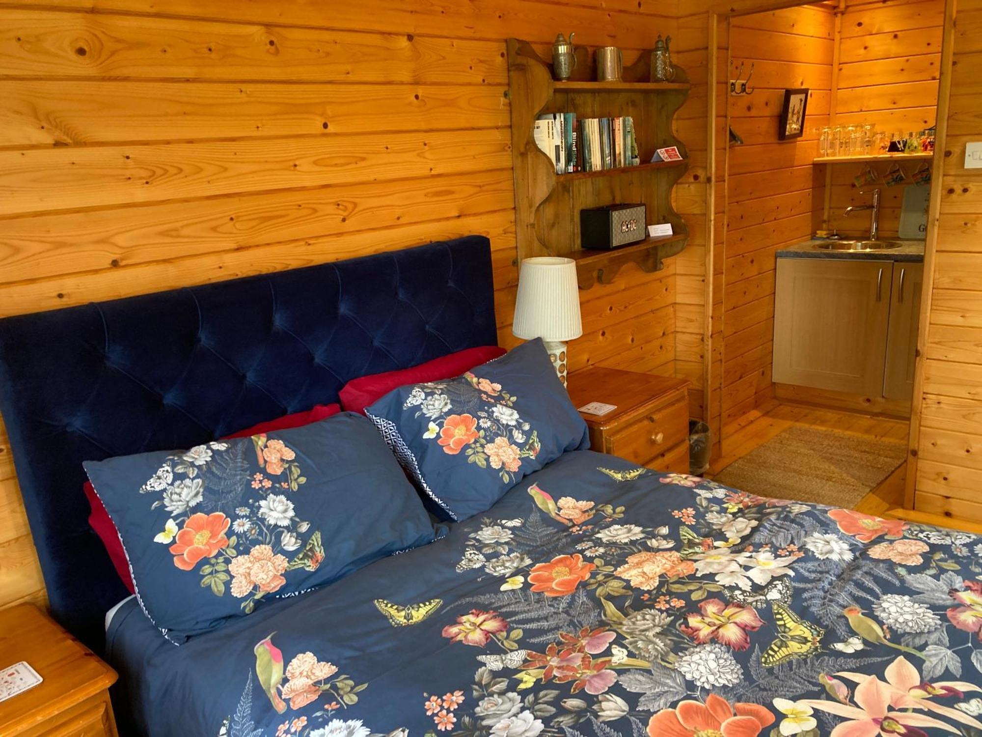 Exclusive 2 Bedroom Apartment With Summer House And Hot Tub Daventry Luaran gambar